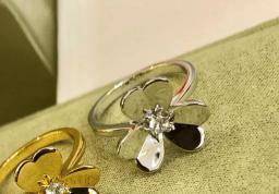 15（V*a*n C*l*e* & A*r*p*e*l*）