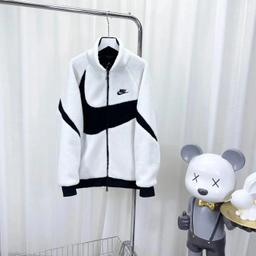 白黑色毛绒外套