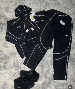 黑色（外套+裤子）