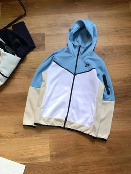 蓝白灰拼接外套