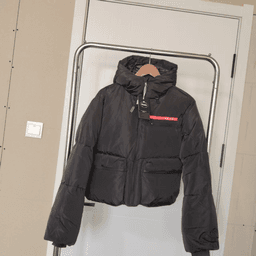 短款羽绒服字母小标黑