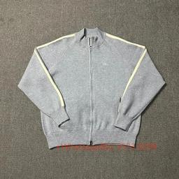 灰色黄条纹毛衣