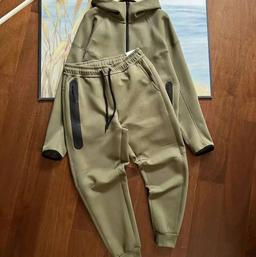 绿色双侧拉链套装