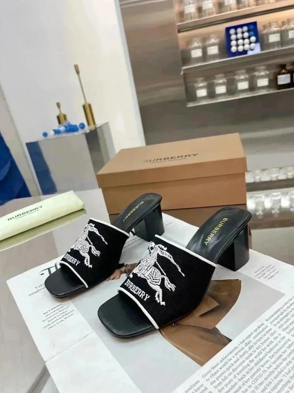 Burberry slippers Chanel Gucci slippers - Thumbnail 11