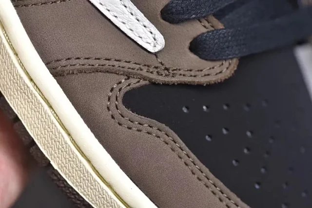Travis Scott x Air Jordan 1 - Thumbnail 3