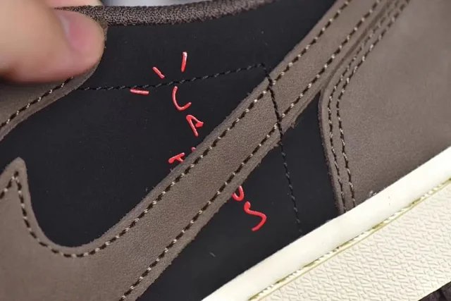 Travis Scott x Air Jordan 1 - Thumbnail 6