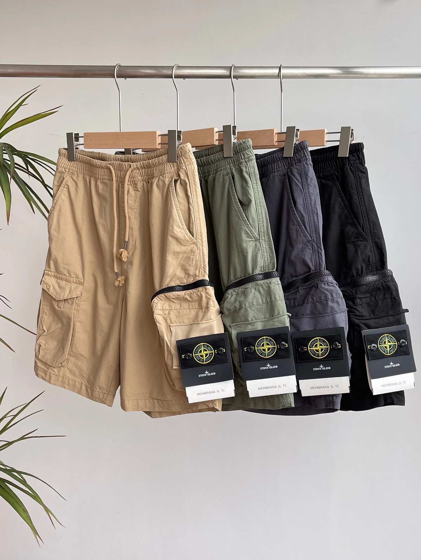 stone island shorts (40 CP) - Thumbnail 3