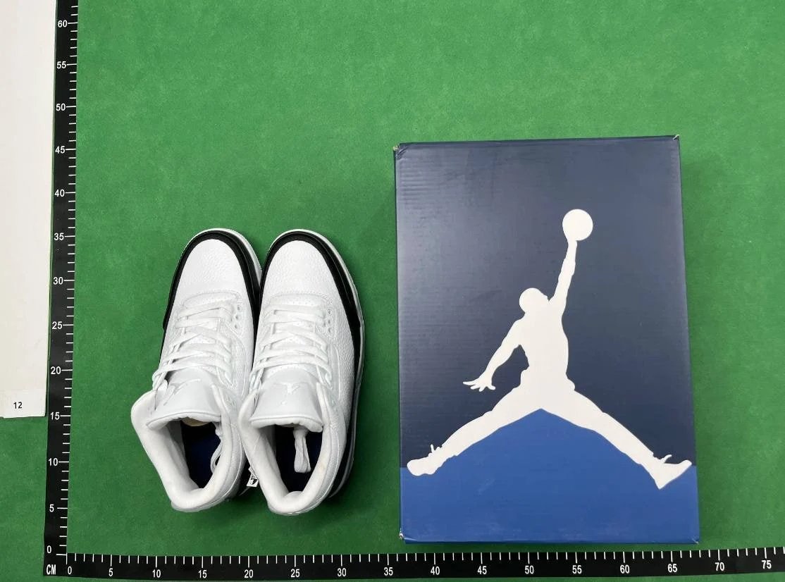 Air Jordan 3 - Thumbnail 9