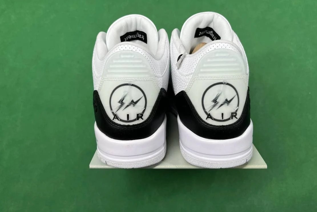 Air Jordan 3 - Thumbnail 11