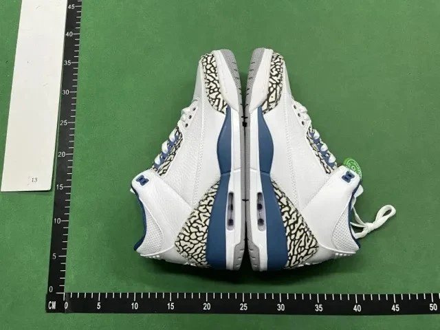 Air Jordan 3 - Thumbnail 4